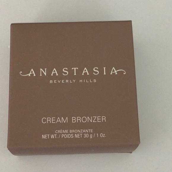 Anastasia Beverly Hills
Matte Contour and Sculpt Cream Bronzer color amber - Picture 2 of 2